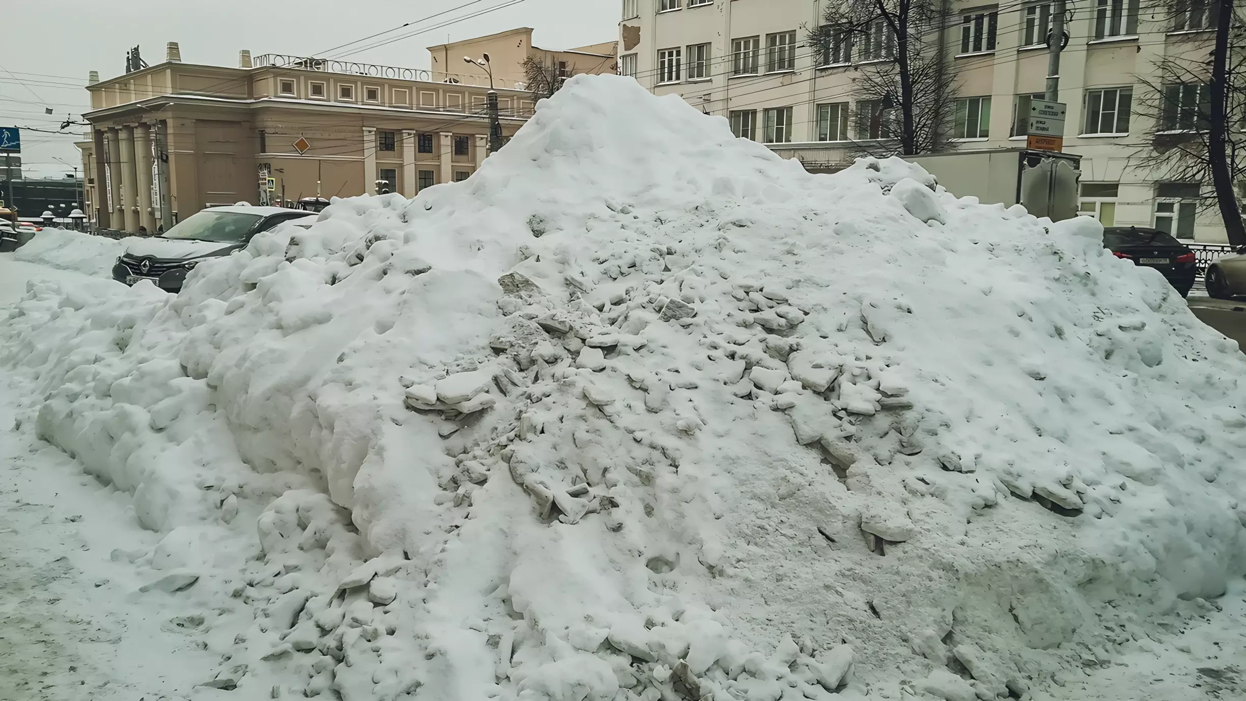 В Оренбурге часто возникали снежные завалы