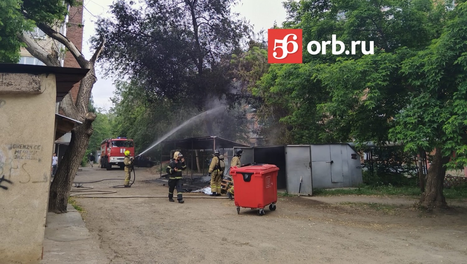 Пожарные быстро прибыли к месту пожара и стали тушить мусорку