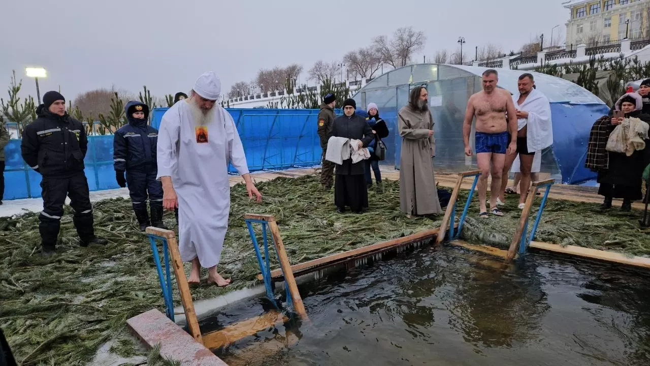 Митрополит Оренбургский на Крещение вошел в ледяную воду Урала