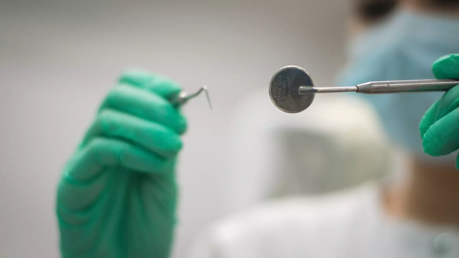 В Оренбурге стоматолог вернет 700 тысяч рублей клиентке за импланты 