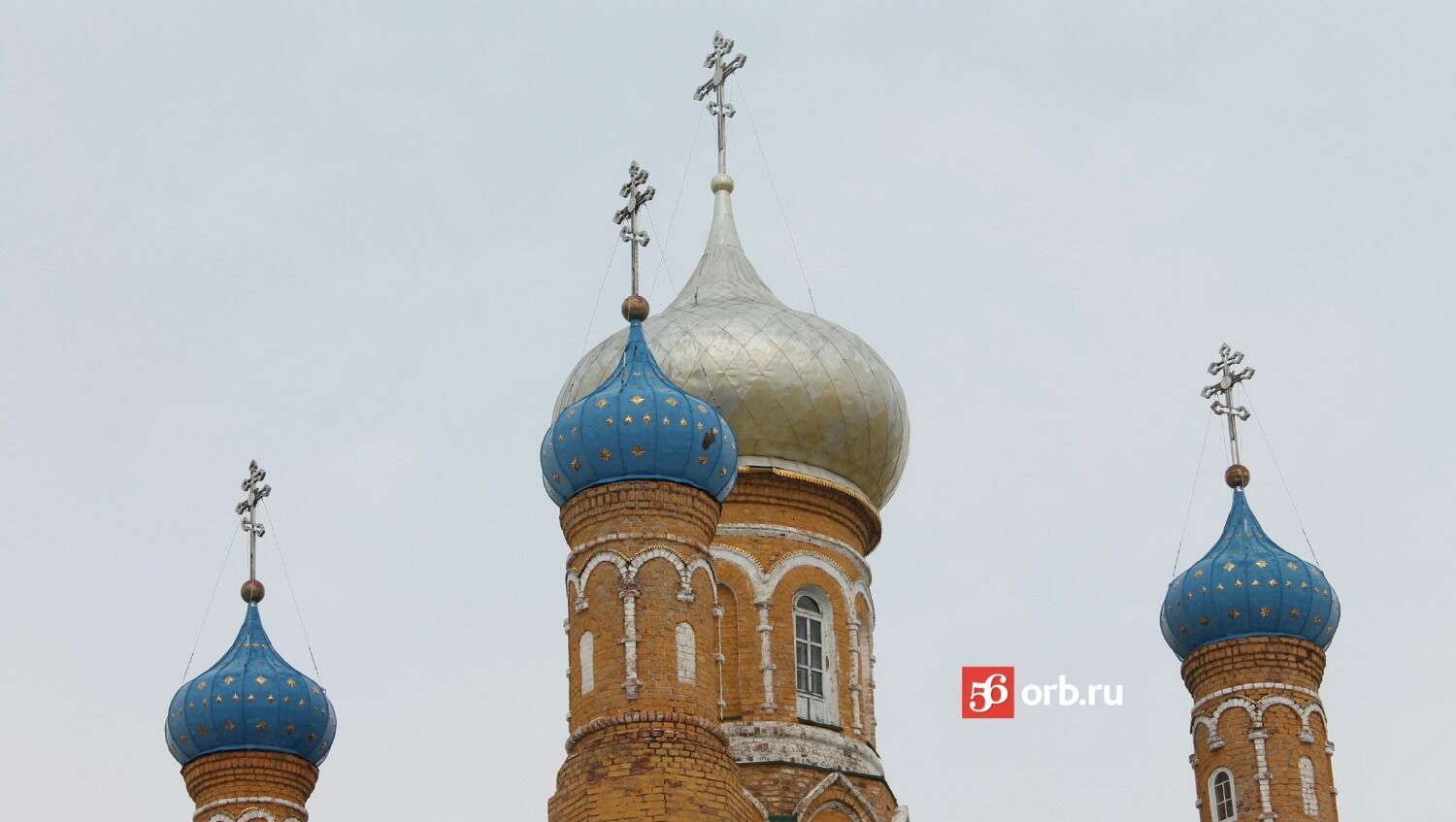 Перед наступлением Пасхи православные оренбуржцы освящают снедь в церкви.