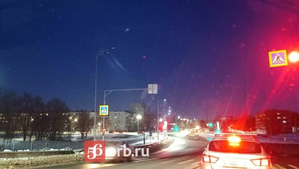 Снова световое шоу: в Оренбурге фонари на путепроводе на Конституции не успокаиваются