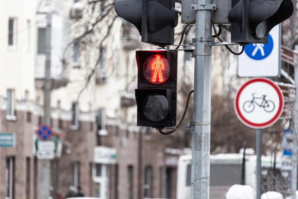 Опасный участок дороги в Оренбурге оборудовали светофором