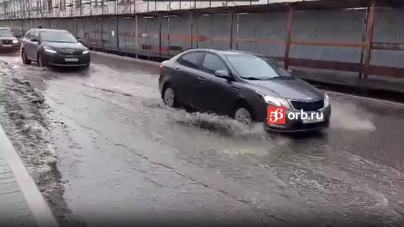 В Оренбурге талые воды затопили топят улицы и дома