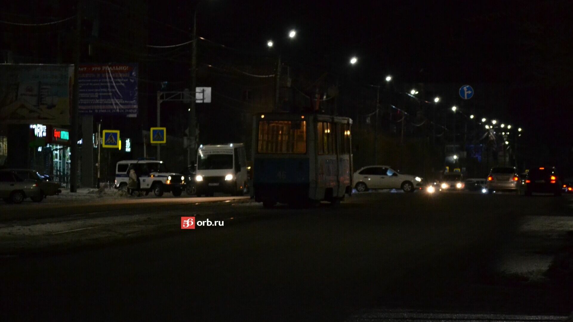 Одинокий трамвай в Орске на проспекте Ленина