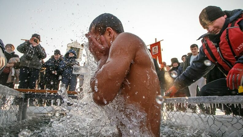 Кому из оренбуржцев нельзя купаться в проруби на Крещение
