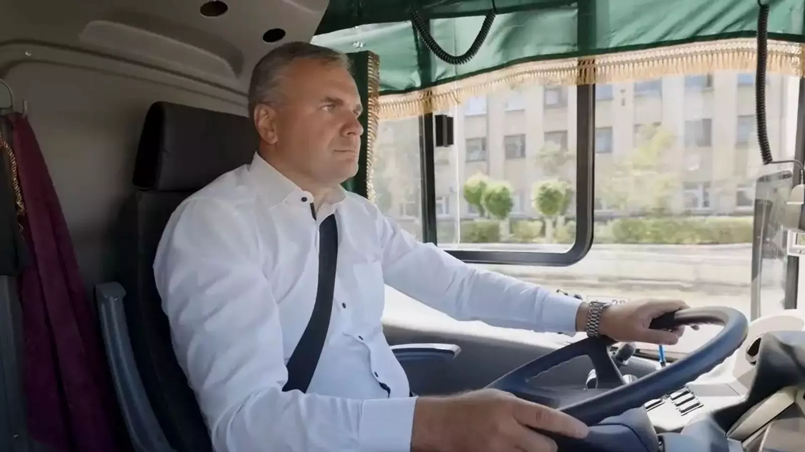 Первый заммэра Оренбурга Алексей Кудинов за рулем оренбургского автобуса