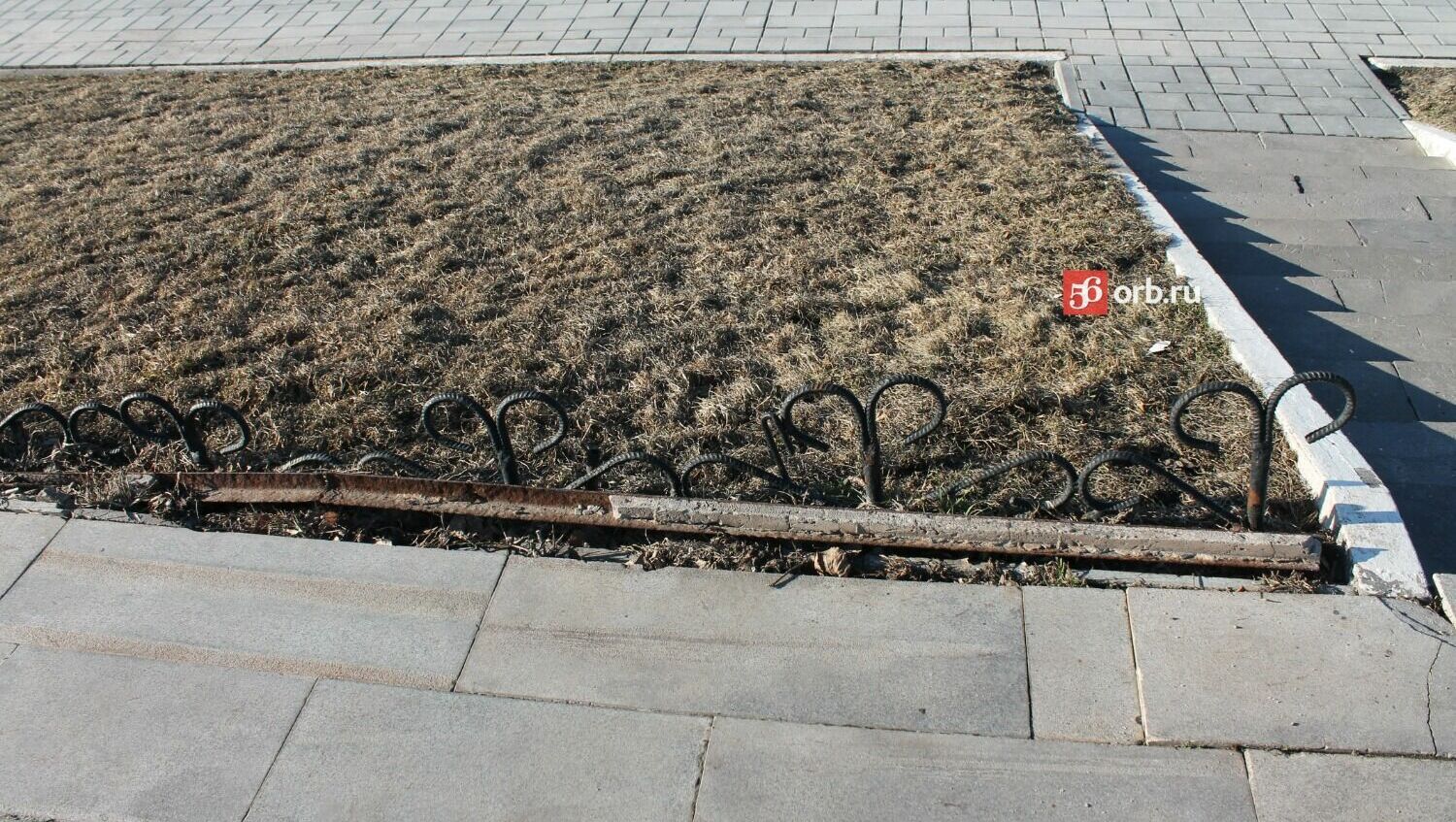 У памятника Гагарину сломана плитка и вырваны бордюры