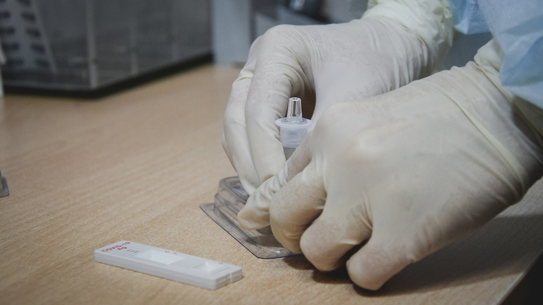 Вернувшихся из-за рубежа россиян обязали сдавать тест на коронавирус