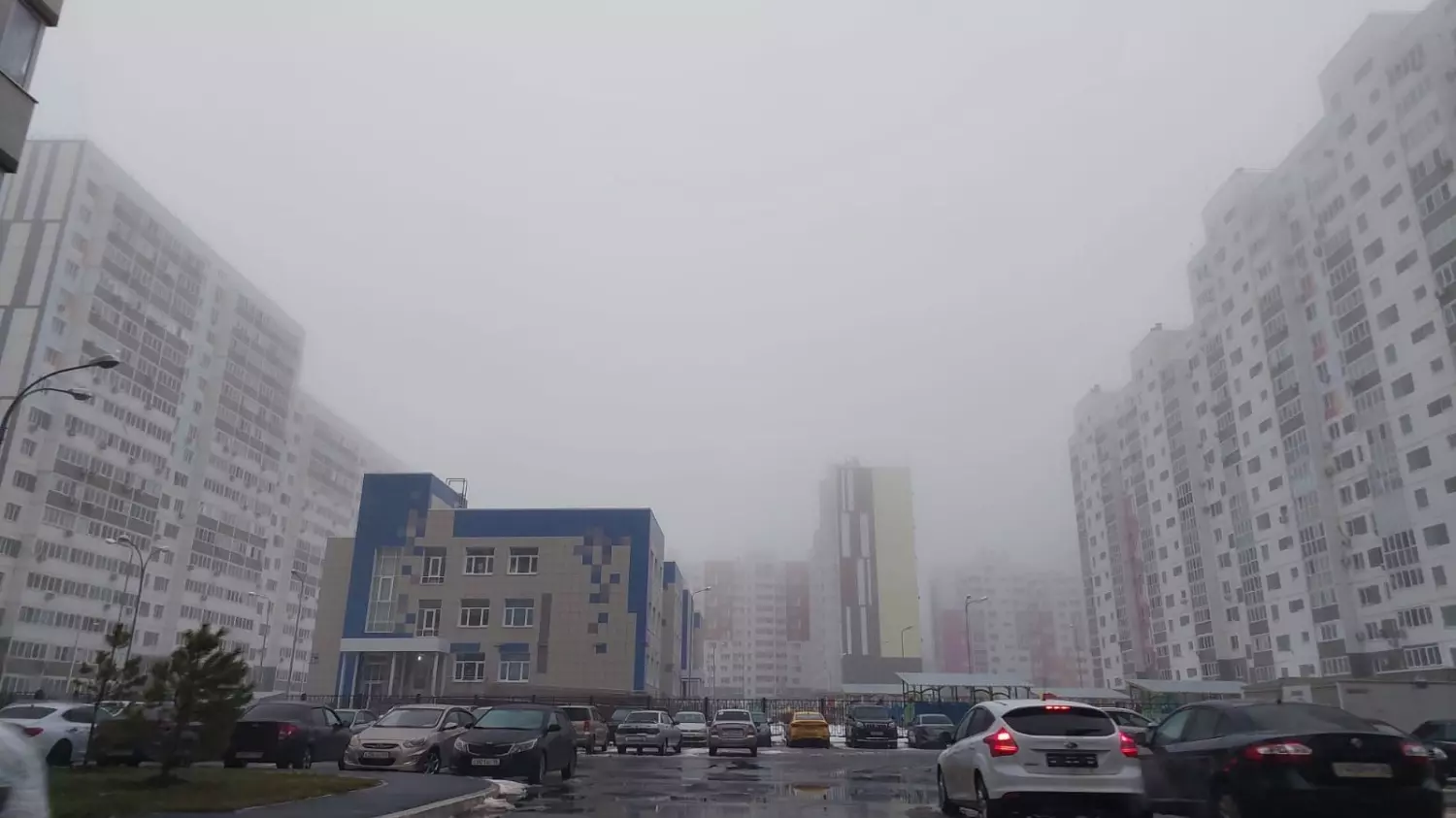 Оренбург затянуло густым туманом
