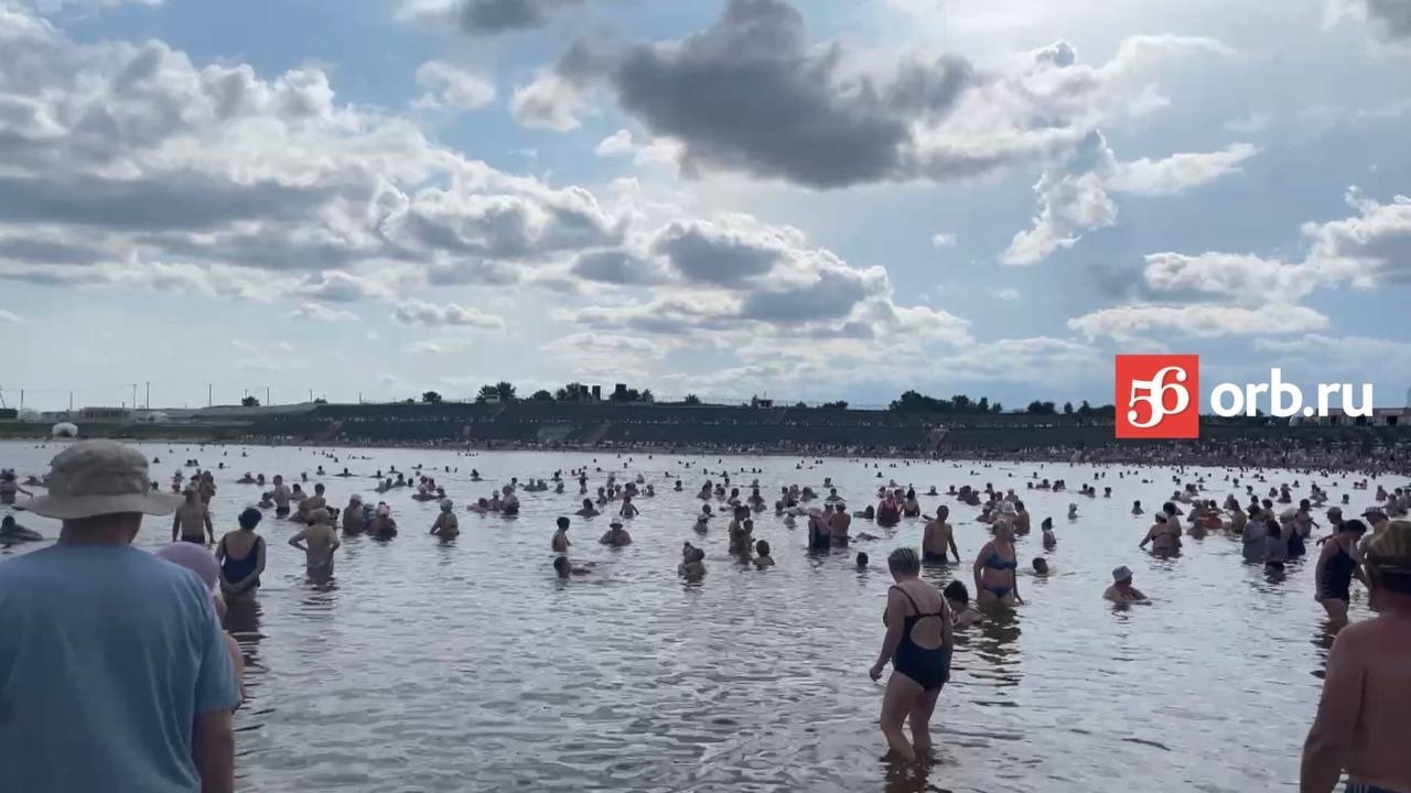 Толпы людей кишат у соленых озер