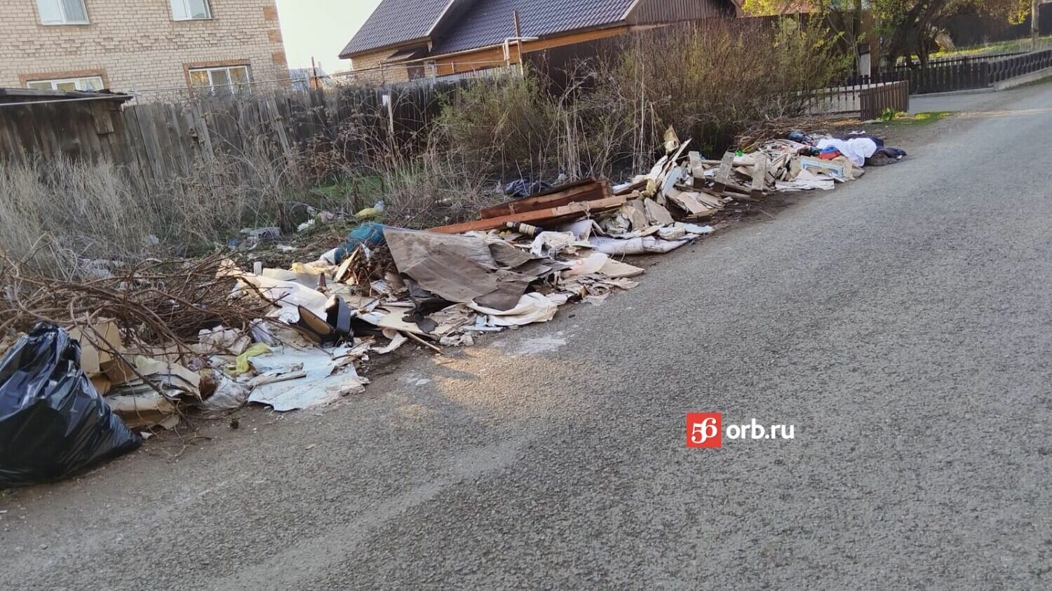 На улице Обороны в Оренбурге образовалась длинная мусорка