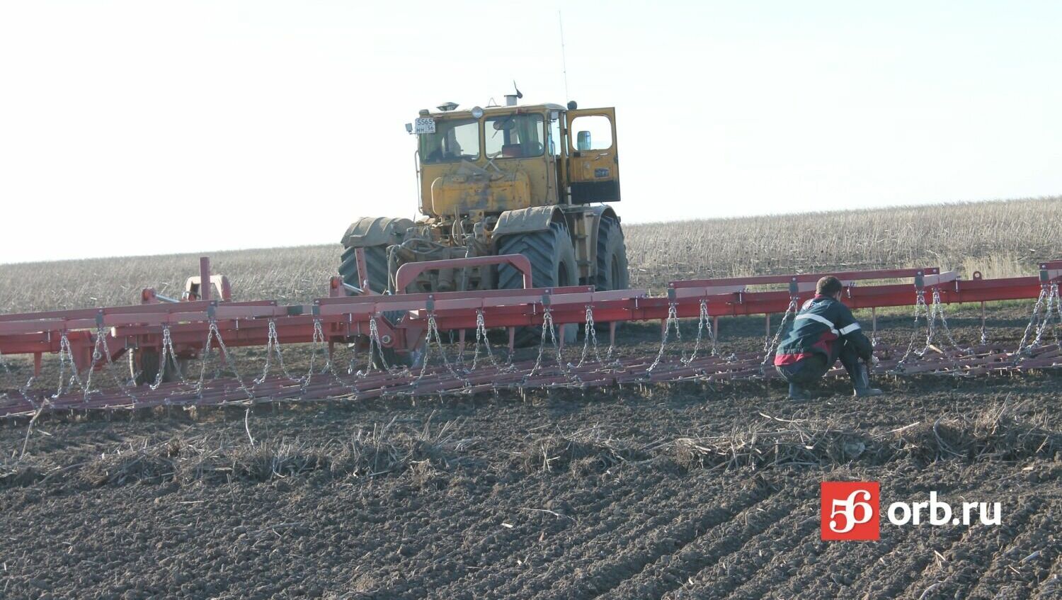 Сельхозтехника работает на бороновании почвы