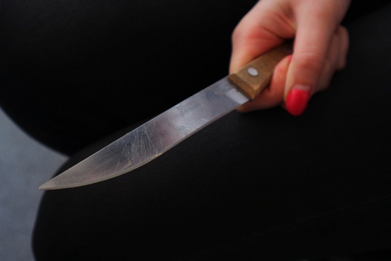 В Соль-Илецке женщина угрожала своему приятелю ножом