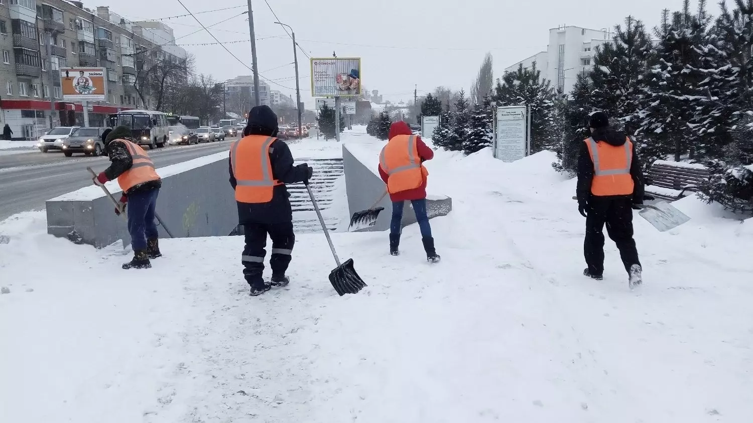 Дворники убирают снег в Оренбурге целой бригадой