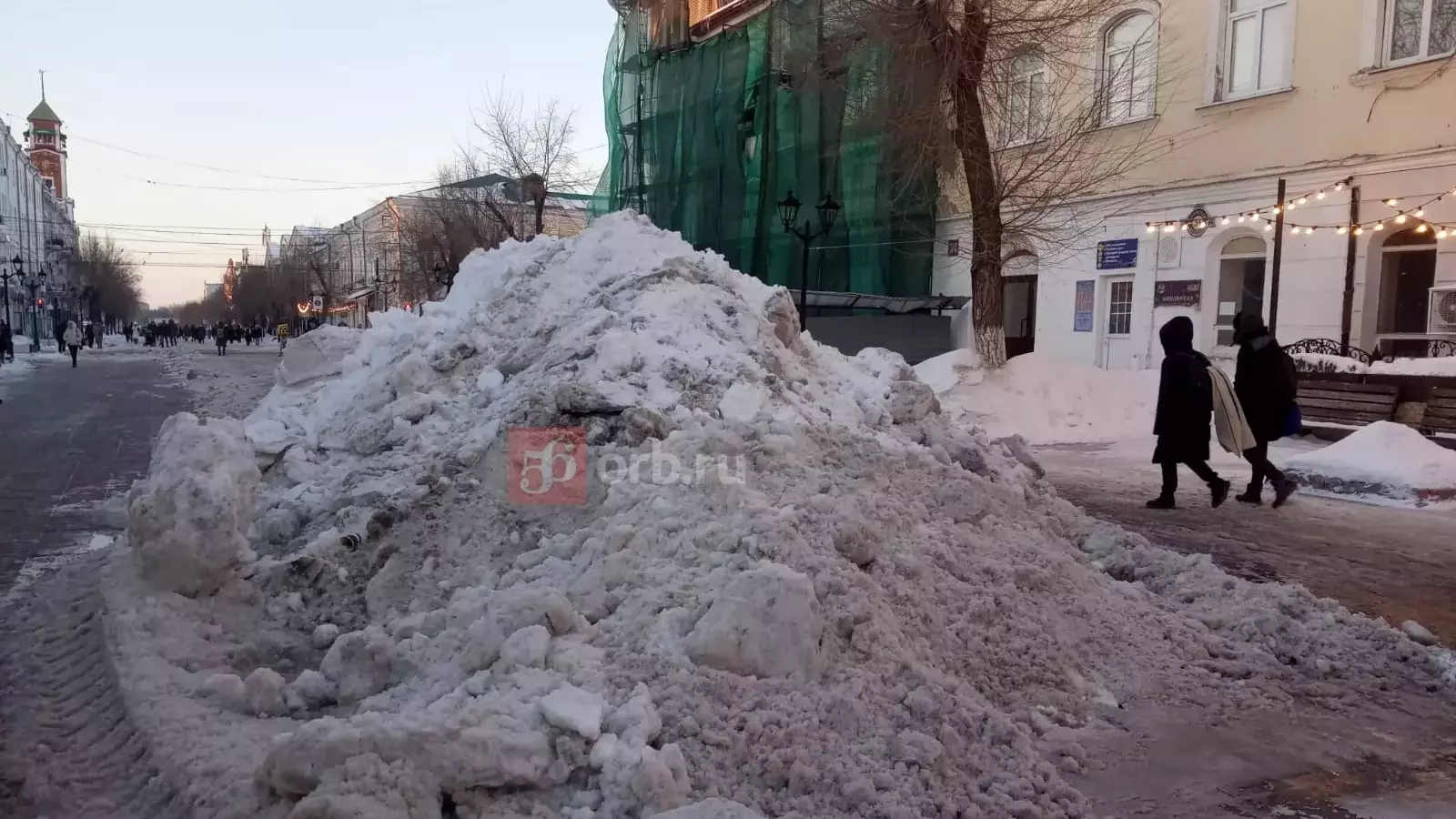 Такие сугробы были в центре Оренбурга на улице Советской в феврале