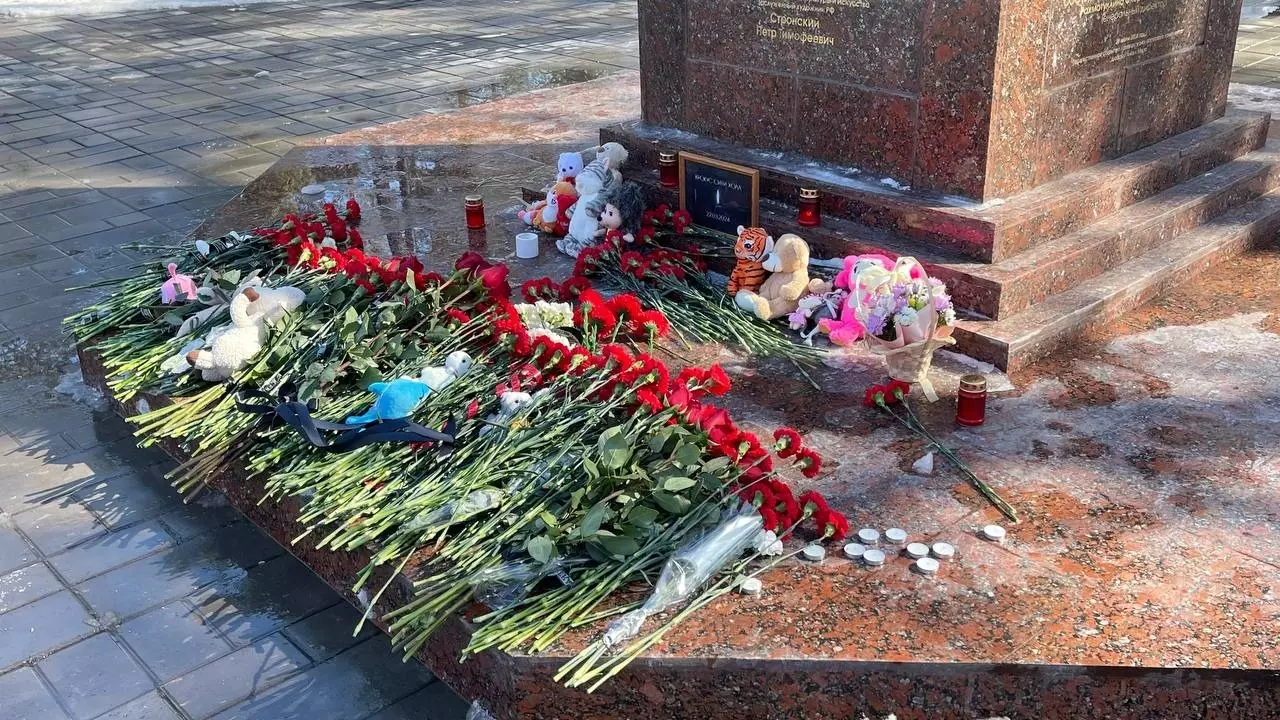 Оренбуржцы несут цветы