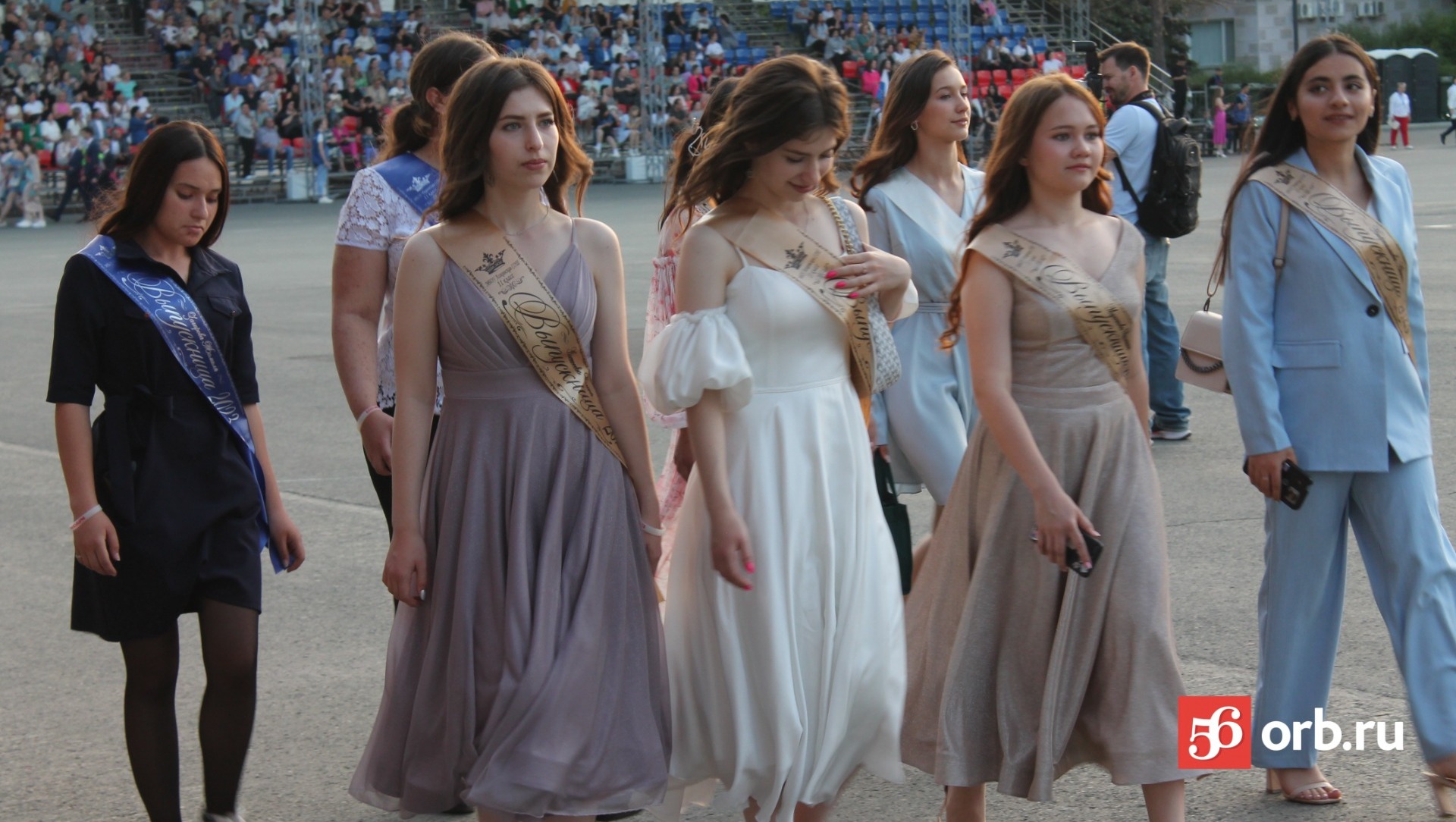 Девушки в красивых платьях приехали на бал лучших выпускников