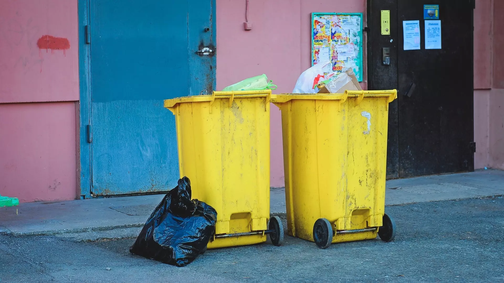 Жители Нежинки-3 жалуются на сбои в графике вывоза мусора