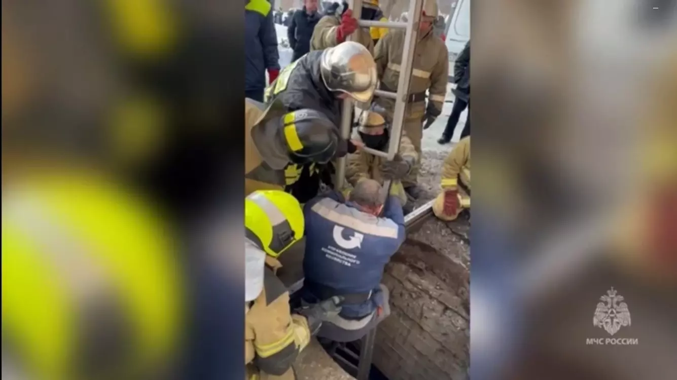 Спасатели вызволили шестерых человек после взрыва на насосной станции в Новотроицке