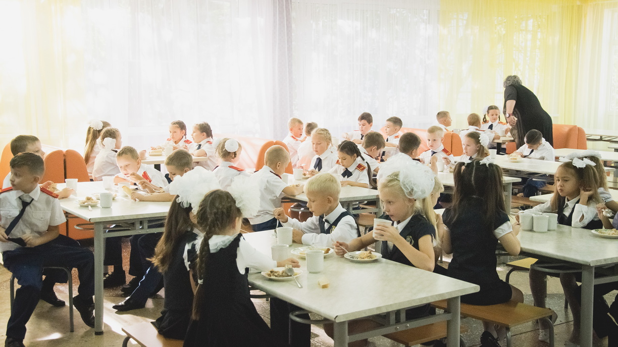 Школьников запретили кормить колбасой и макаронами по-флотски