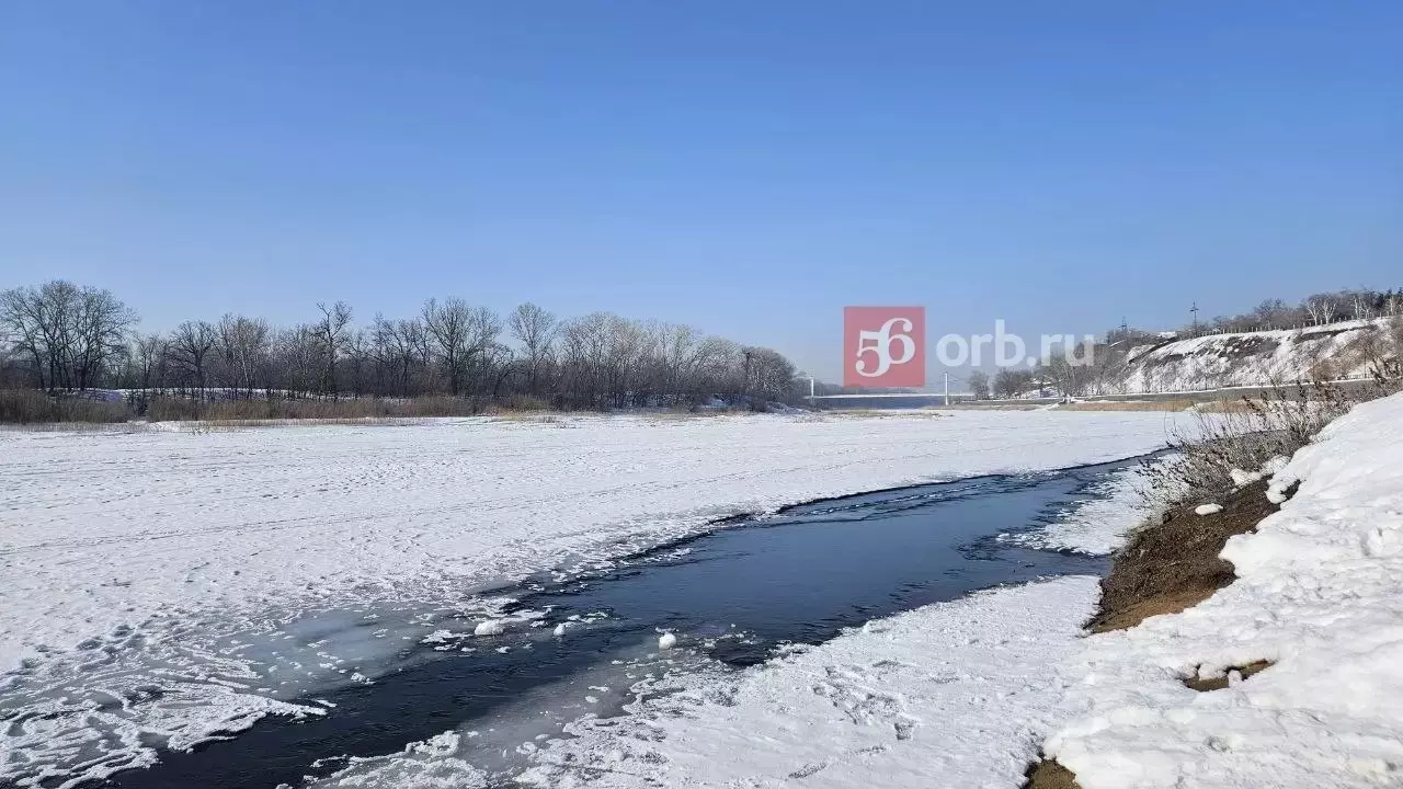 На Урале в Оренбурге тает лед