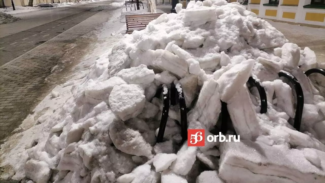 Под грудами льда оказались велосипедные парковки на Советской