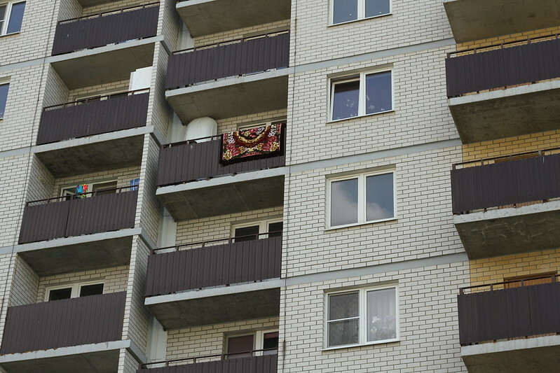 В Оренбурге недавно родившая женщина выпала из окна (18+)