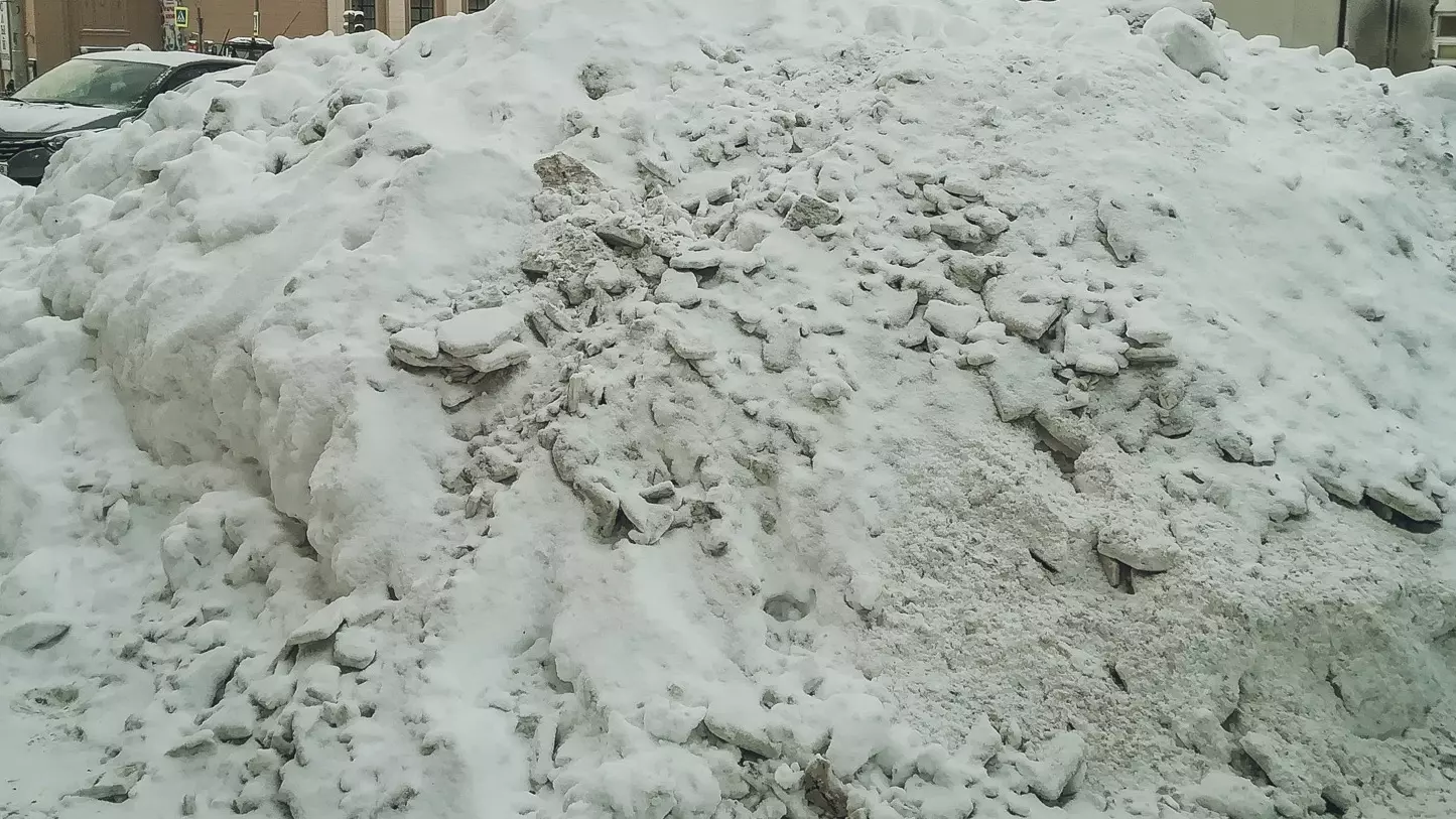 Школьники Оренбурга добираются на учебу по снежной каше