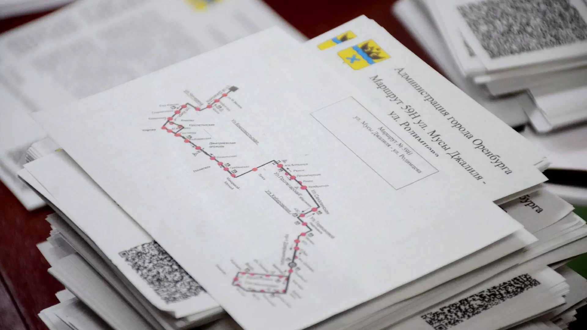 Оренбуржцам разносят листовки со шпаргалками по автобусным маршрутам.