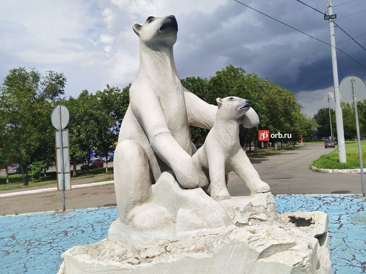 Скульптура белых медведей в Оренбурге