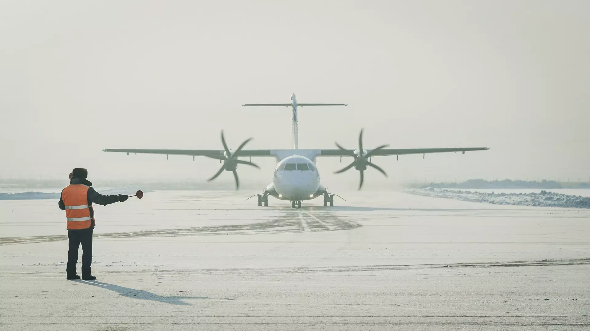Снегопад внес коррективы в работу аэропорта Оренбурга.