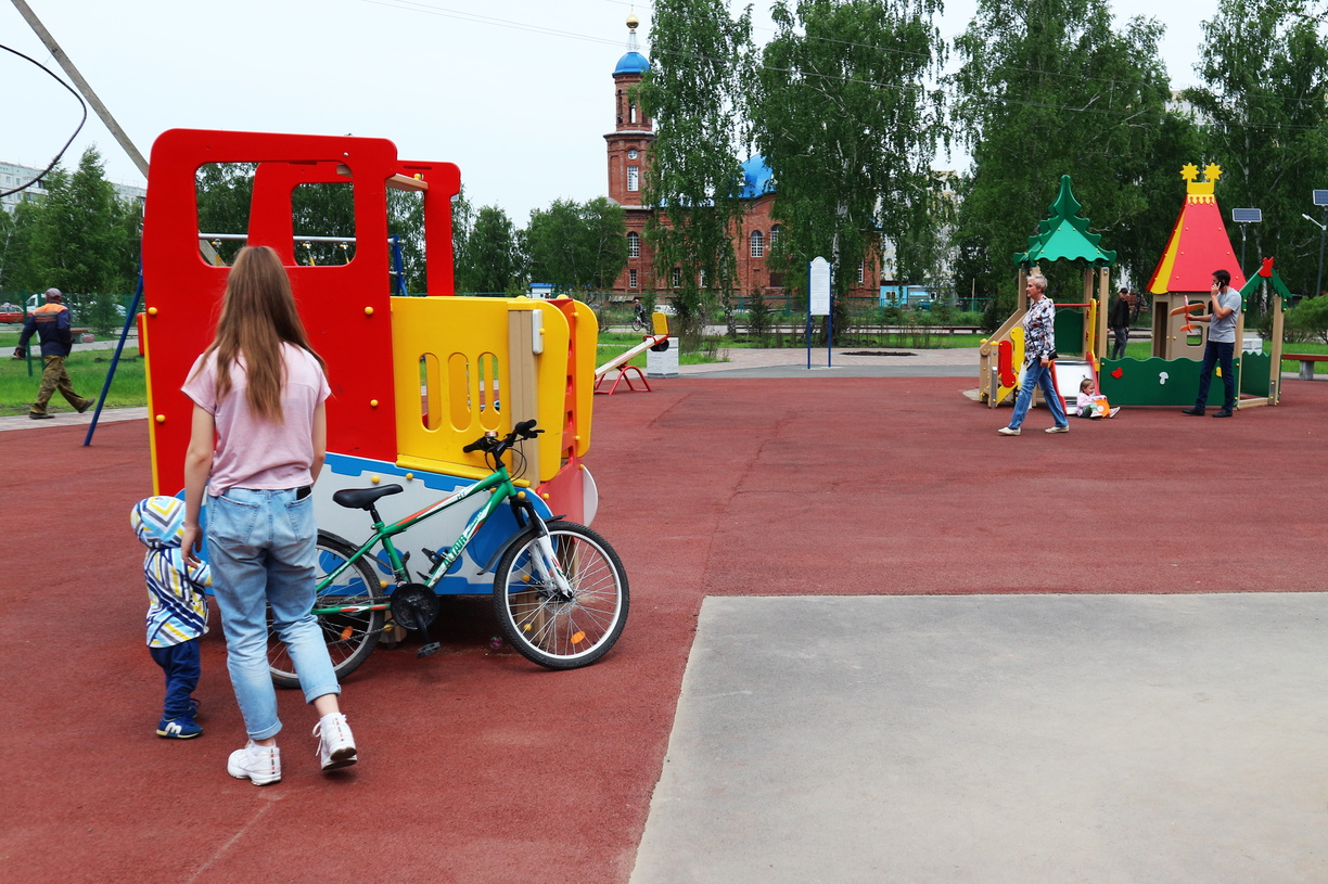 Полиция Оренбурга "вычислила" водителя, который катался по детской площадке