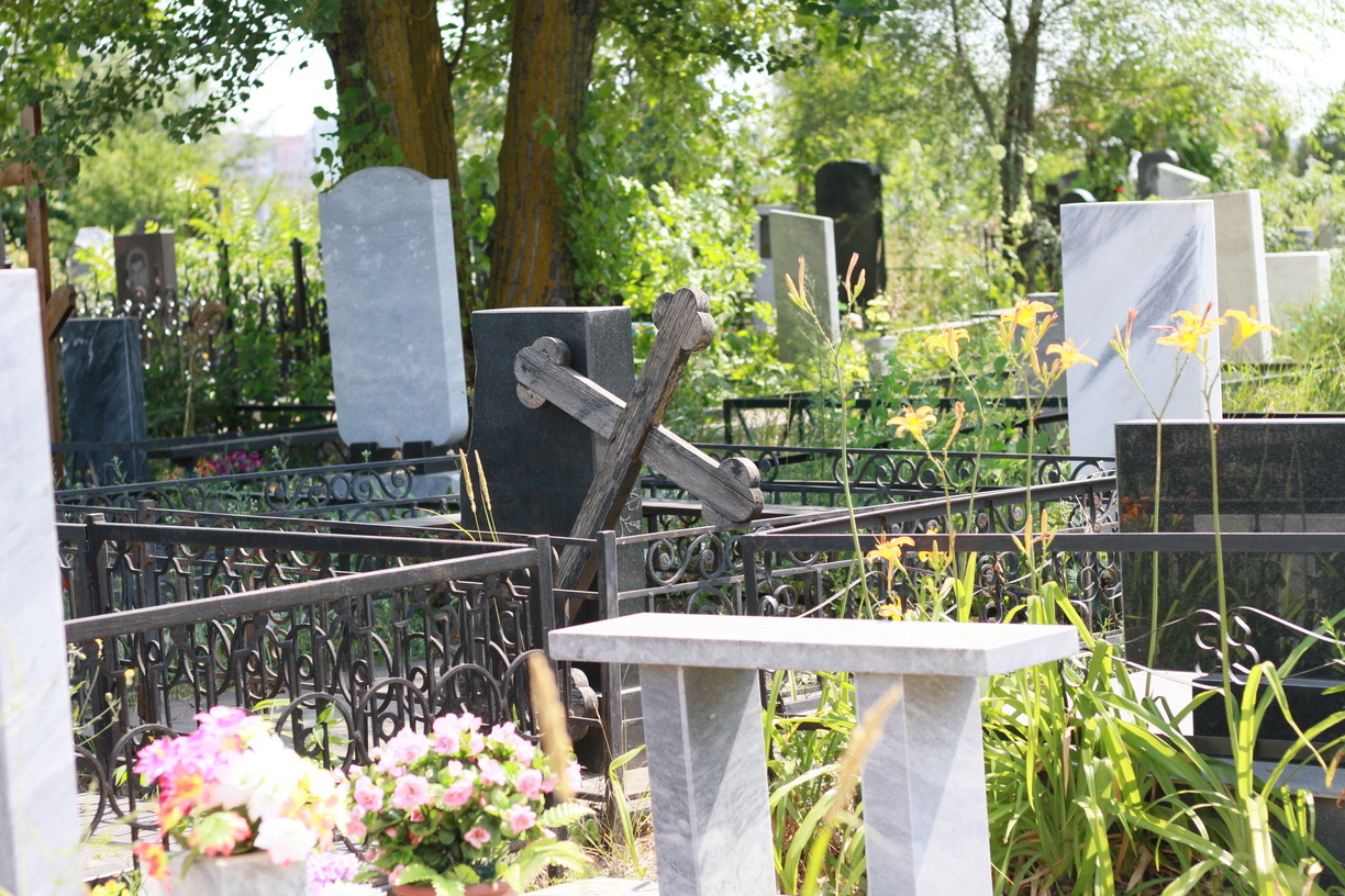 Жители Новотроицка жалуются на стихийные свалки на кладбище