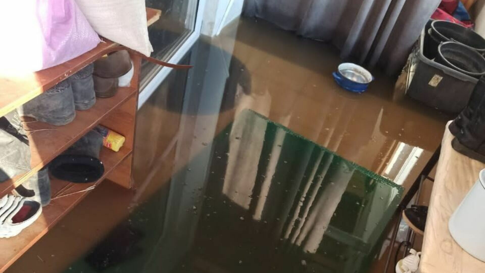 Какие районы затопило в оренбурге. Затопило дом. Потоп в Оренбурге. Дом подтопило. Затопило участок талыми водами.