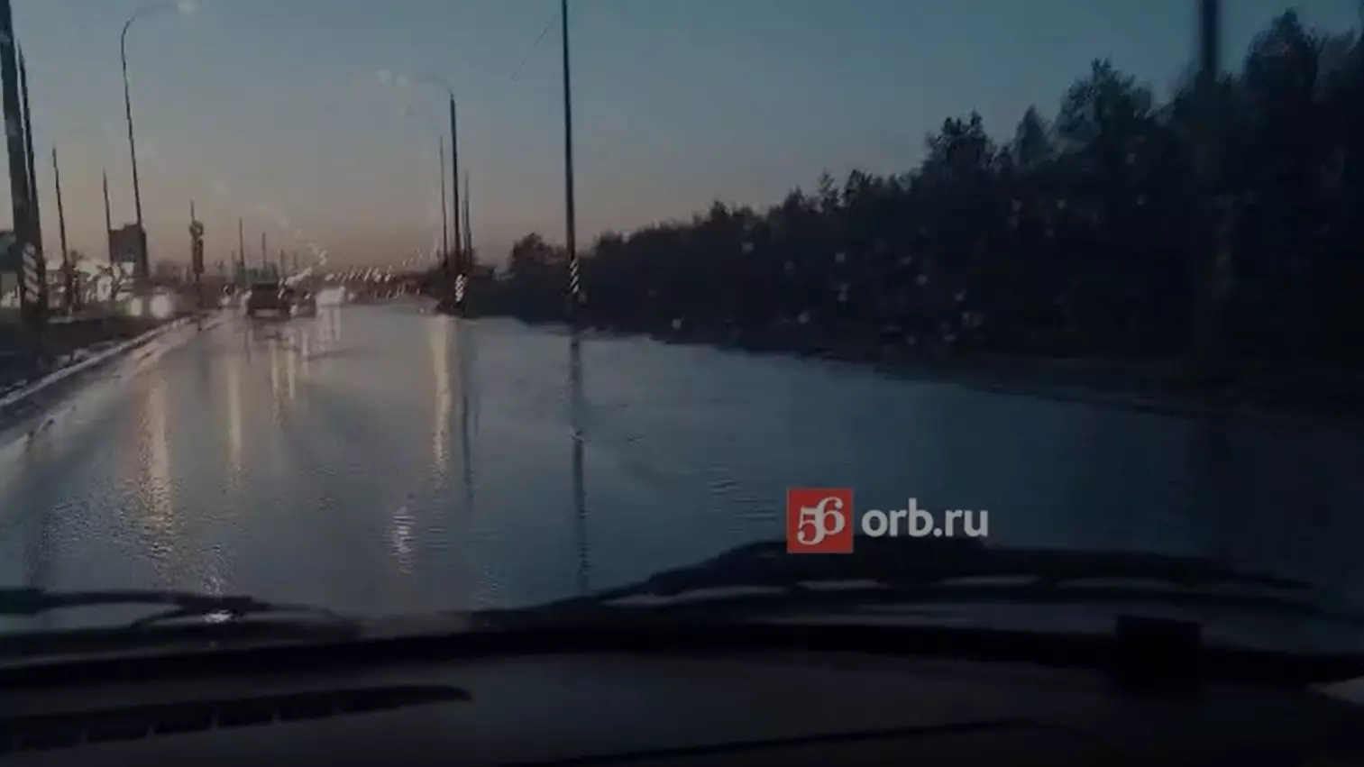 Загородное шоссе подтопило талыми водами.