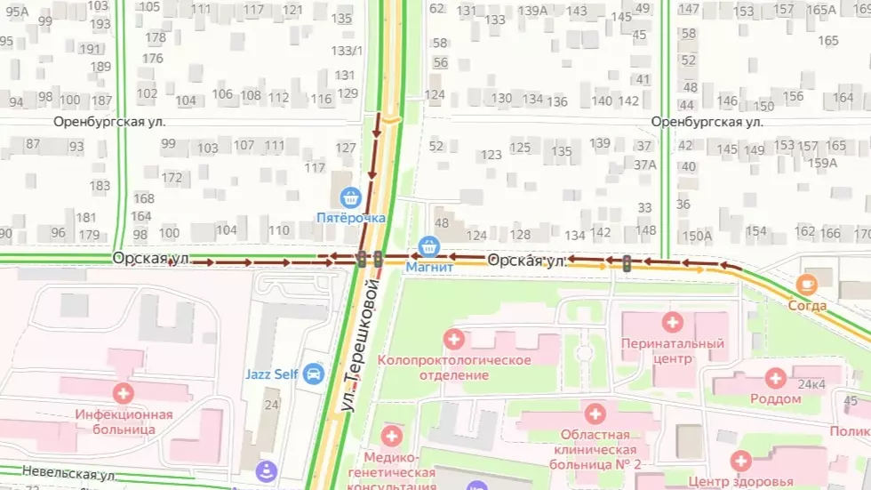 Перекресток улиц Терешковой и Орской снова стоит в пробке.