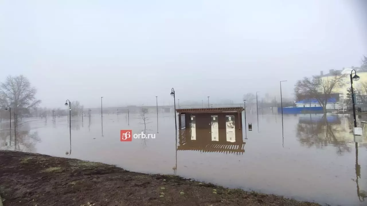 Набережную в Оренбурге затопило