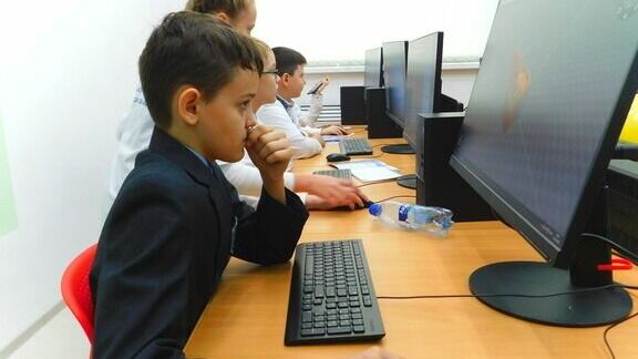 Учитель, ученик и родитель: как оренбуржцы оценивают школьную платформу «Сферум»?