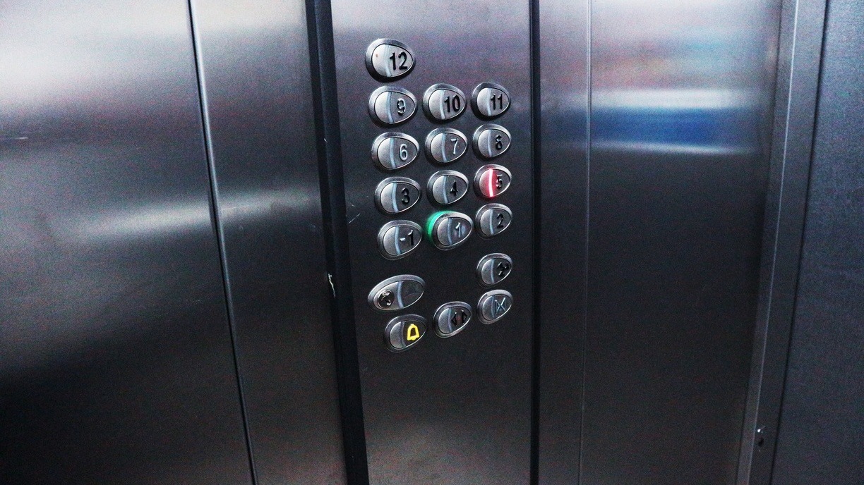Около 100 тысяч лифтов в России превысили срок службы