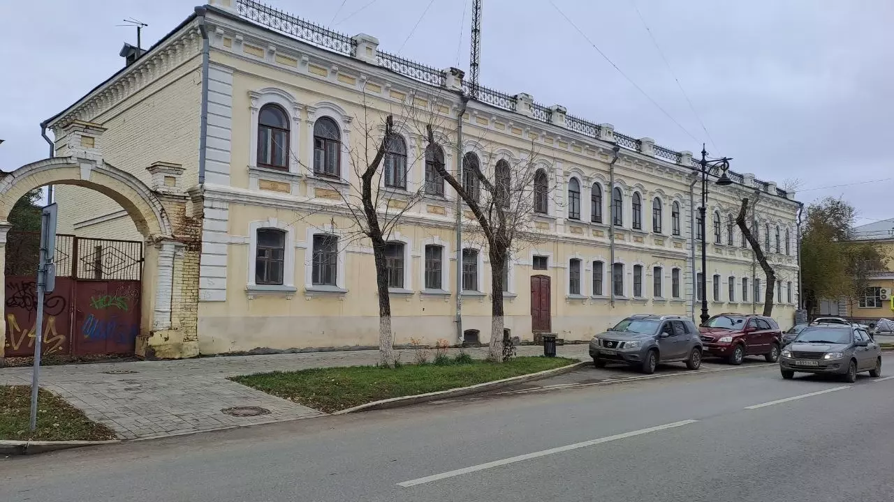 Исторический особняк на пересечении улиц Володарского и Кобозева