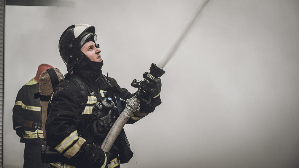 В Новотроицке из горящей квартиры пожарные спасли человека