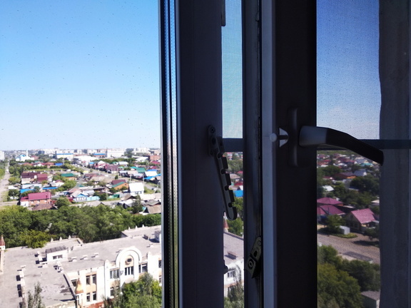 В Новотроицке из окна на 3 этаже выпала шестилетняя девочка
