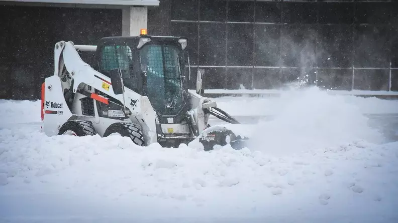 Уборка снега в Оренбурге идет, но как-то неправильно.