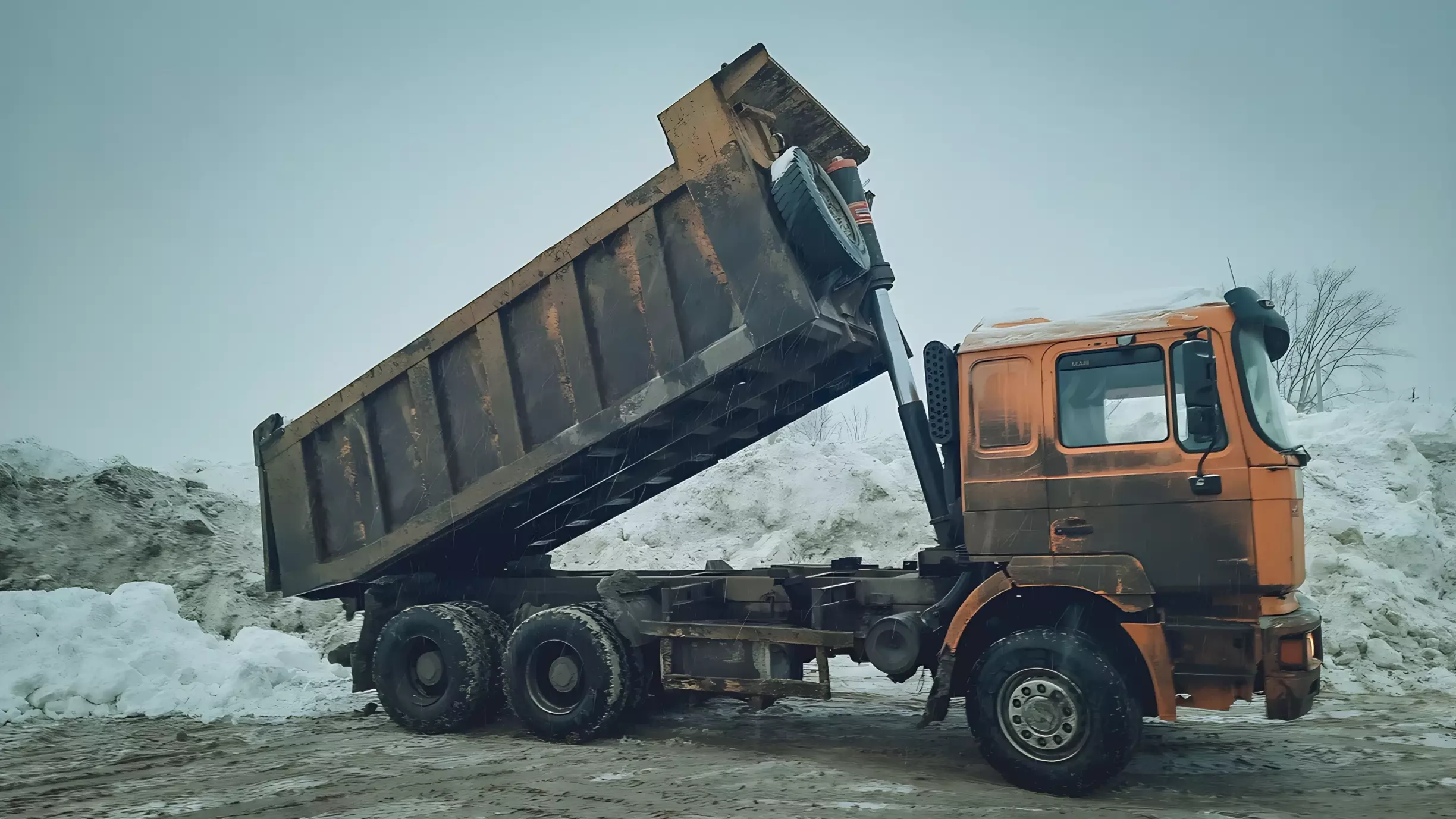 Уборка снега в Оренбурге вроде идет, но сугробов меньше не становится