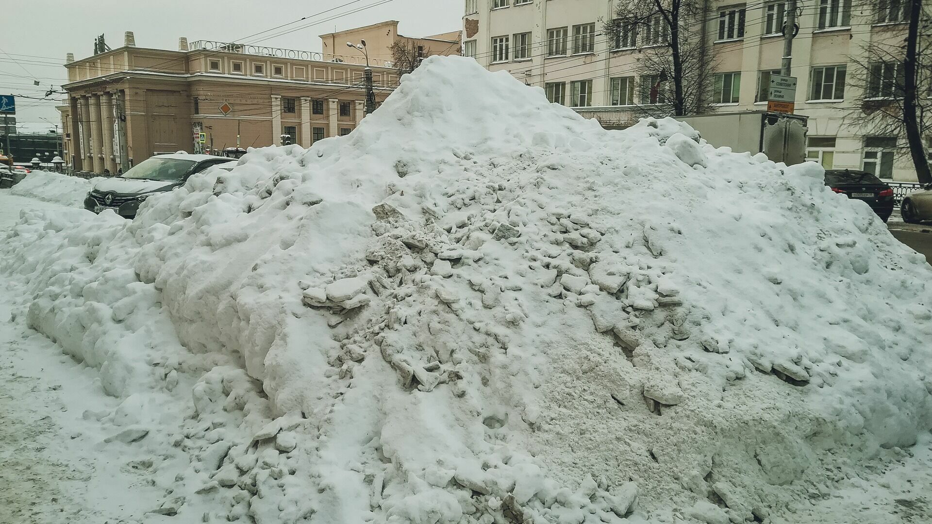 Провалился под снег: автомобиль оренбурженки пришлось чинить из-за плохой уборки улиц