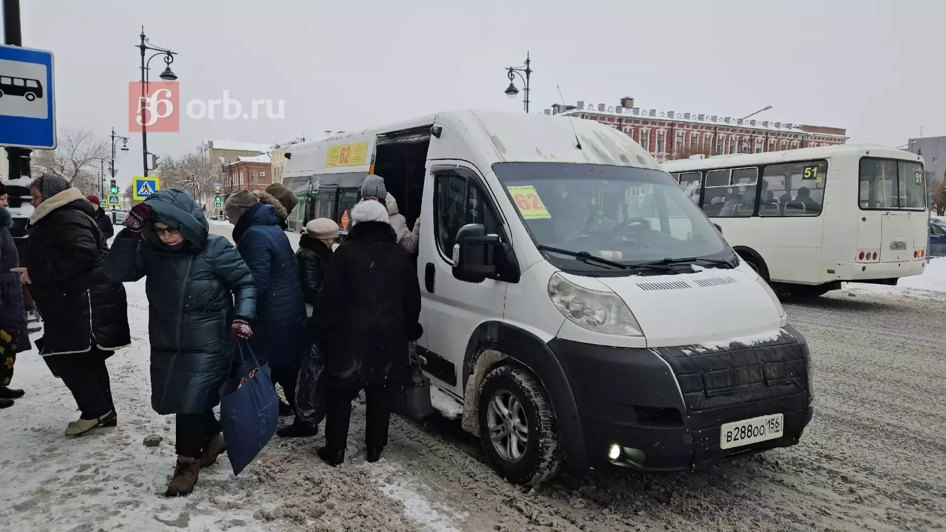 Оренбуржцы недовольны состоянием новых остановочных павильонов