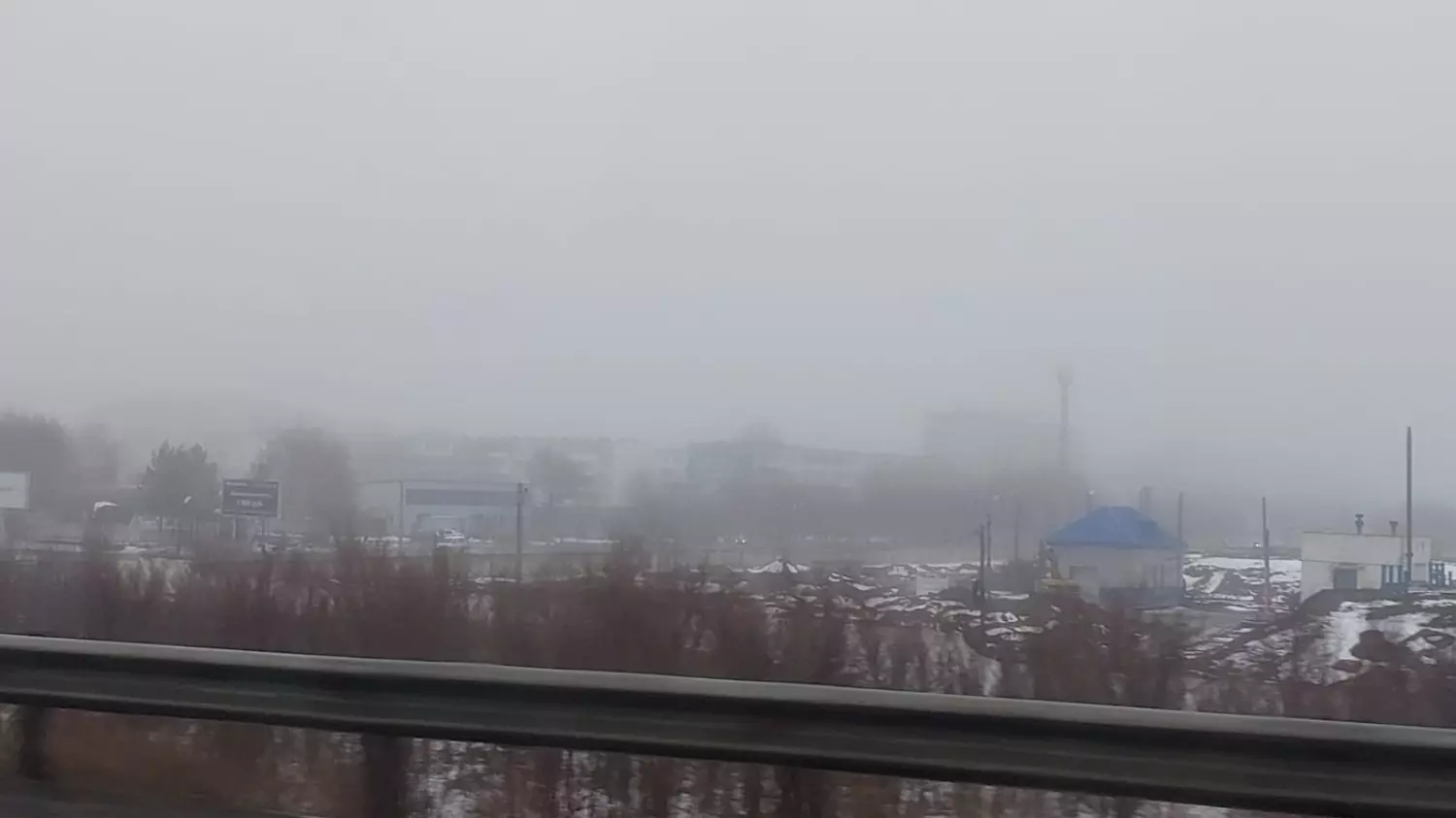 Оренбург затянуло густым туманом
