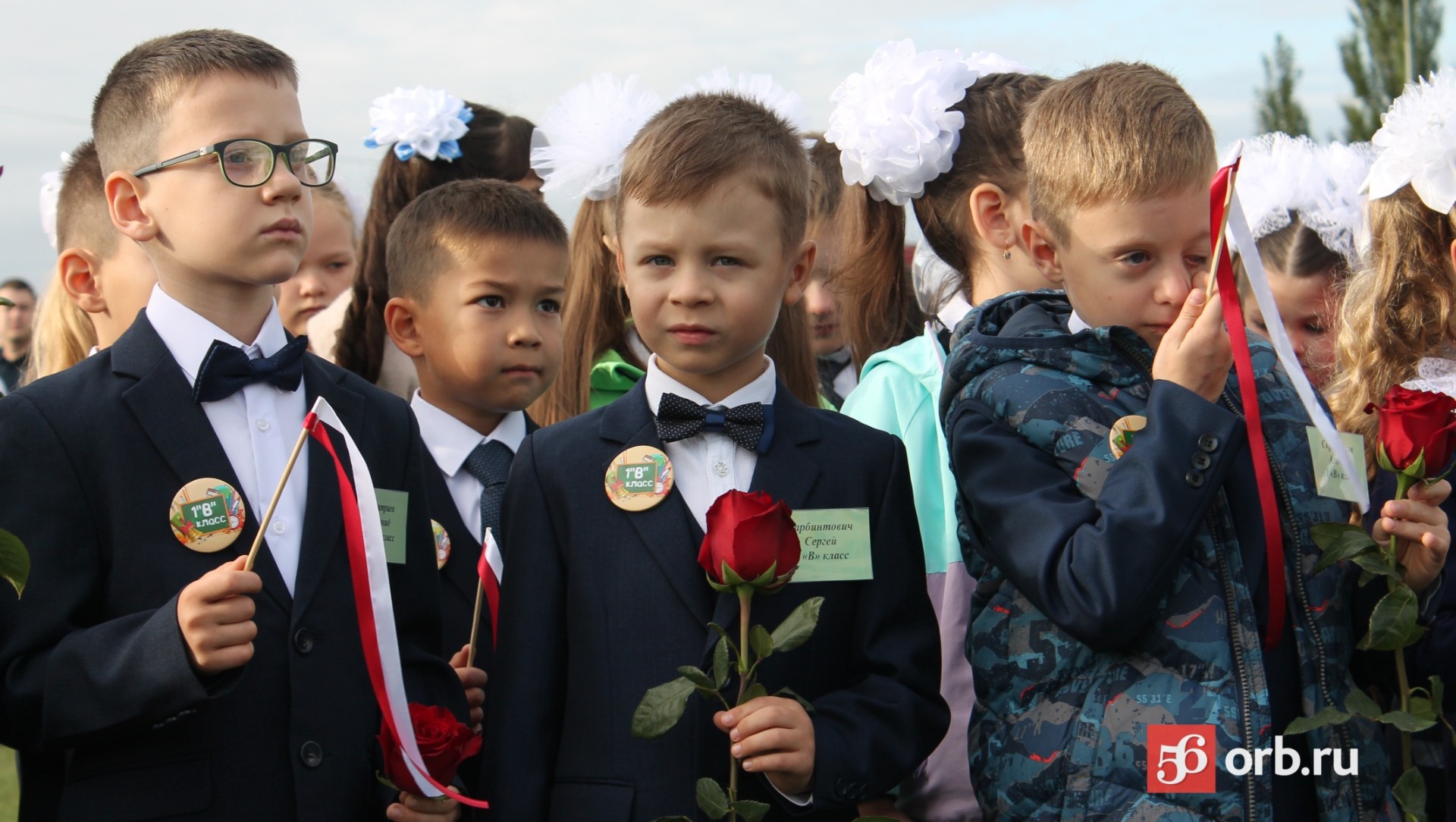 Нарядные дети встретили свой первый звонок в Оренбурге