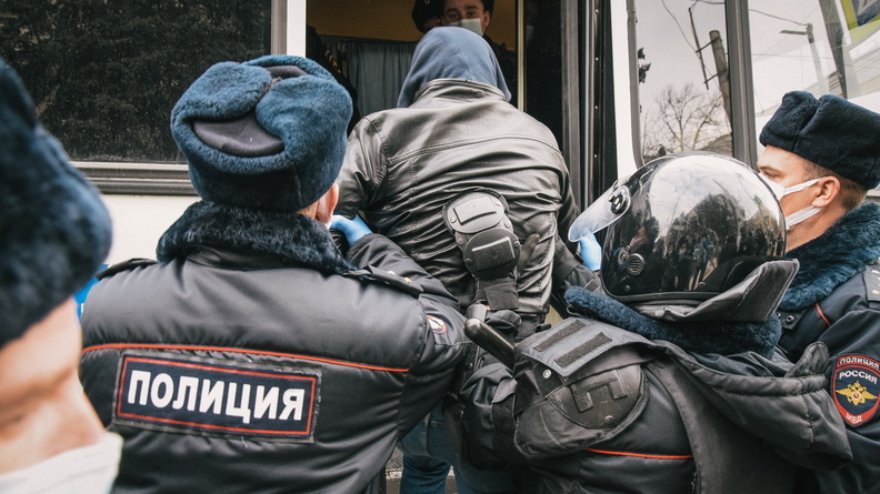 В Оренбурге полицейские штурмом "взяли" наркопритон на улице Фрунзе